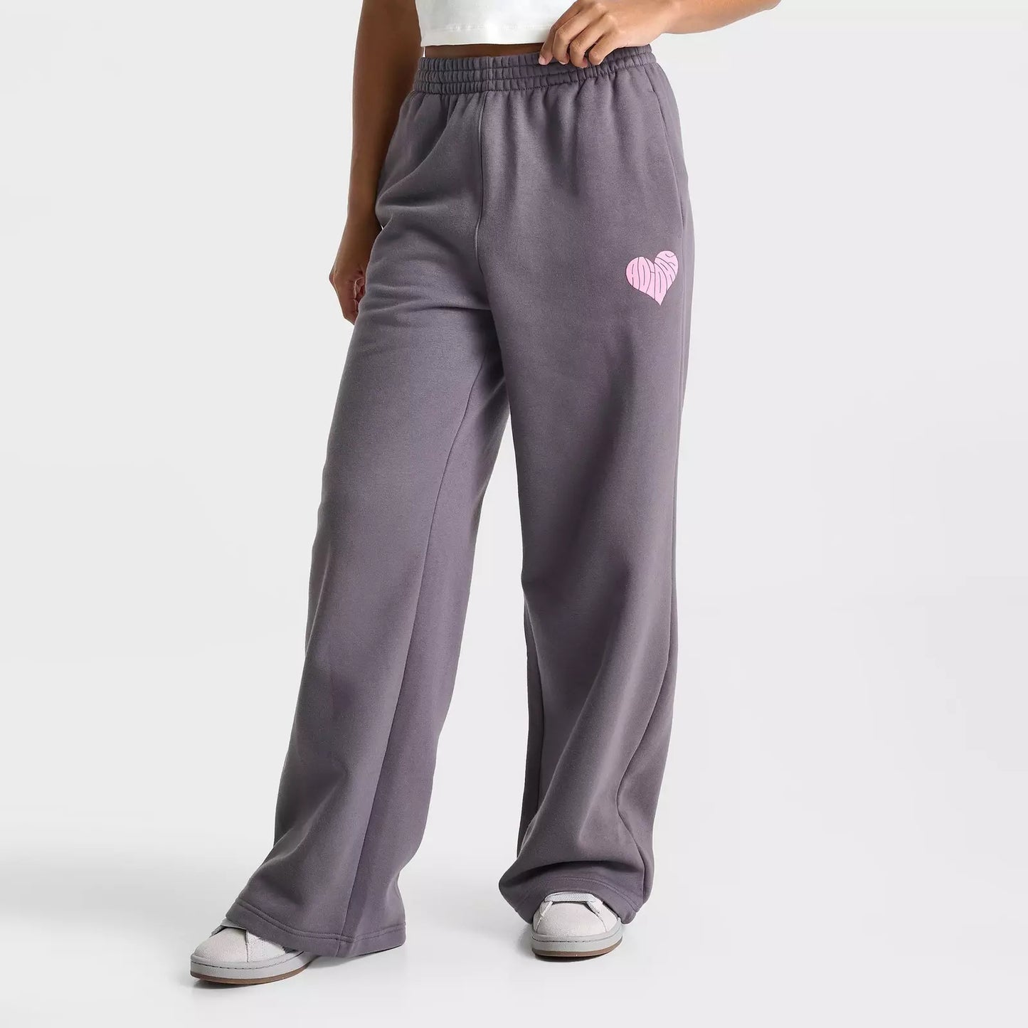 Pantalones deportivos anchos de polar con diseño de corazón de Adidas Originals