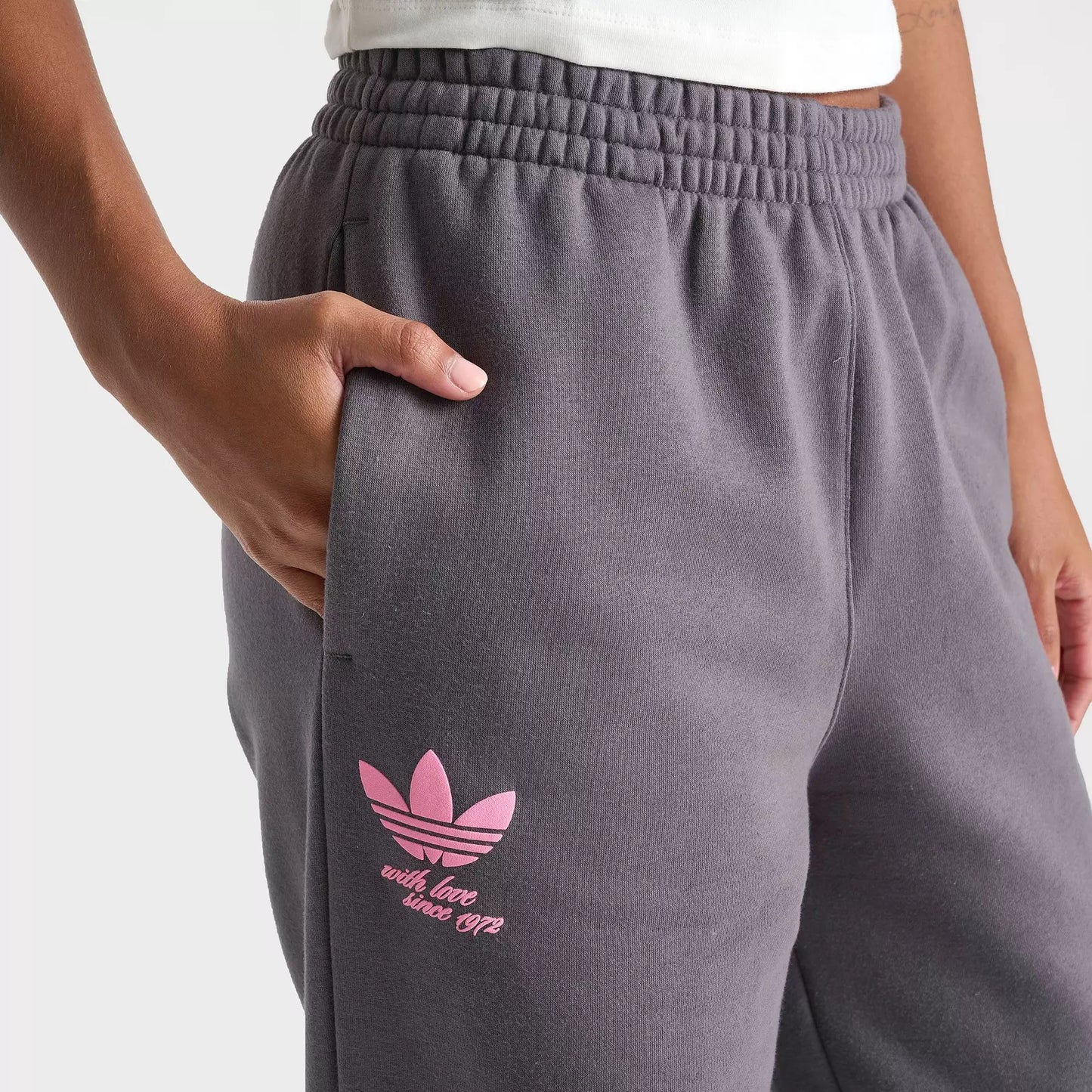 Pantalones deportivos anchos de polar con diseño de corazón de Adidas Originals