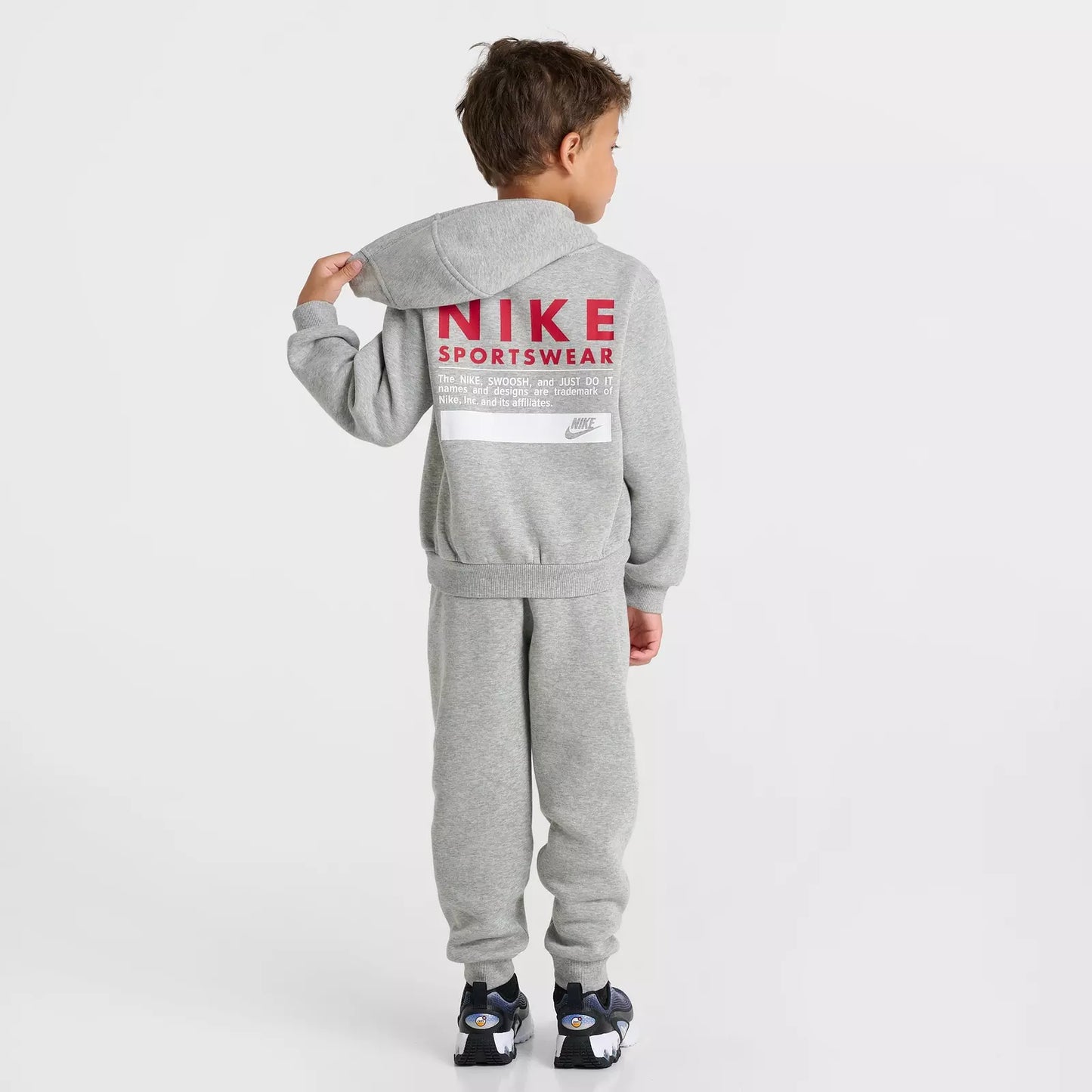 Conjunto de sudadera con capucha y pantalones deportivos Nike Sportswear Graphic para niños pequeños
