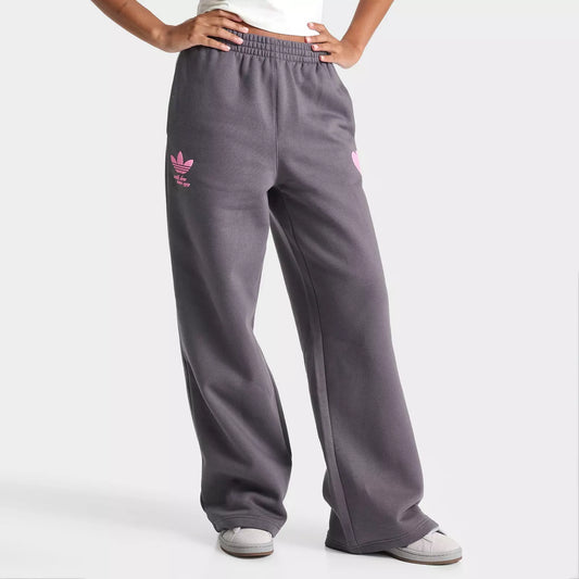 Pantalones deportivos anchos de polar con diseño de corazón de Adidas Originals