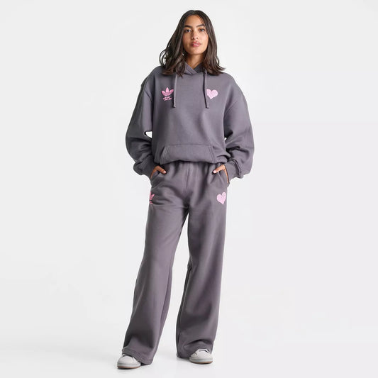 Pantalones deportivos anchos de polar con diseño de corazón de Adidas Originals