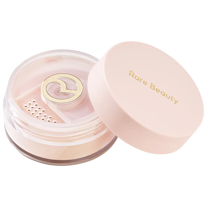Rare Beauty by Selena Gomez Always an Optimist Soft Radiance Setting Powder, polvo suelto sedoso, multiusos y sin talco que suaviza, difumina y controla visiblemente el brillo para un acabado suave y natural y una comodidad durante todo el día