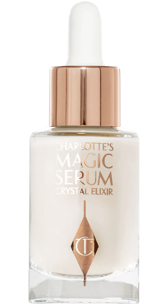 Charlotte Tilbury Mini Charlotte’s Magic Serum with Vitamin C, un suero antienvejecimiento con vitamina C y ácido poliglutámico que reduce la aparición de manchas oscuras, líneas finas y arrugas, ilumina visiblemente y rellena la piel para una aplicación de maquillaje impecable