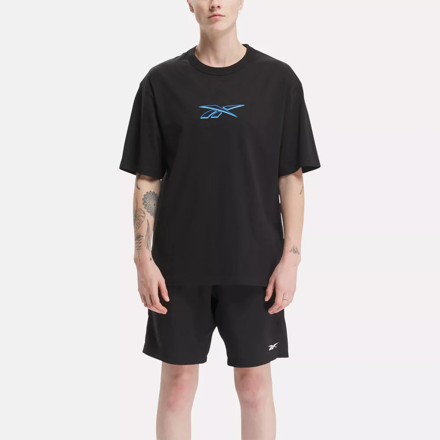 REEBOK - Camiseta clásica con etiqueta trasera de uniforme