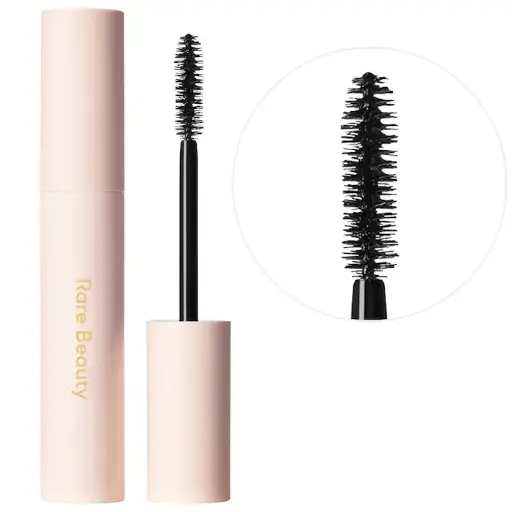 Rare Beauty by Selena Gomez - Perfect Strokes Universal Volumizing Mascara, una máscara universal con un cepillo único para levantar, alargar, rizar y dar volumen a todo tipo de pestañas para una apariencia más exuberante.