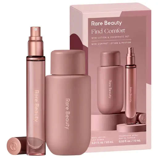 Rare Beauty by Selena Gomez - Mini Find Comfort Lotion & Fragrance Set, un conjunto de productos esenciales para el cuidado corporal que incluye un aerosol con fragancia de viaje de edición limitada y una loción corporal en miniatura