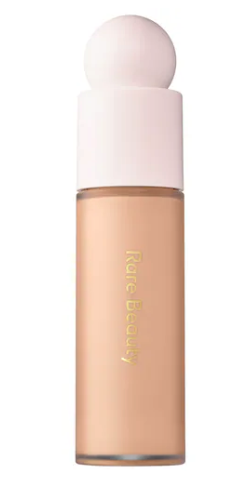Rare Beauty by Selena Gomez - Liquid Touch Weightless Foundation, innovadora base transpirable que combina la sensación ligera de un sérum con una cobertura media modulable para un uso verdaderamente superponible