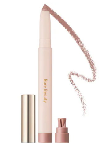 Rare Beauty by Selena Gomez - All of the Above Weightless Eyeshadow Stick, una barra de sombras de ojos súper cremosa y multifunción que permite delinear, sombrear, difuminar e iluminar los ojos, todo en uno, con un color resistente a las arrugas