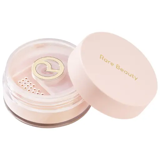Rare Beauty by Selena Gomez Always an Optimist Soft Radiance Setting Powder, polvo suelto sedoso, multiusos y sin talco que suaviza, difumina y controla visiblemente el brillo para un acabado suave y natural y una comodidad durante todo el día