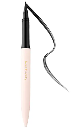 Rare Beauty by Selena Gomez - Perfect Strokes Matte Liquid Liner, delineador líquido resistente al agua y de fácil deslizamiento con hasta 800 cerdas veganas para trazar líneas ultranegras duraderas con una precisión perfecta en todo momento