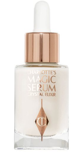 Charlotte Tilbury Mini Charlotte’s Magic Serum with Vitamin C, un suero antienvejecimiento con vitamina C y ácido poliglutámico que reduce la aparición de manchas oscuras, líneas finas y arrugas, ilumina visiblemente y rellena la piel para una aplicación de maquillaje impecable