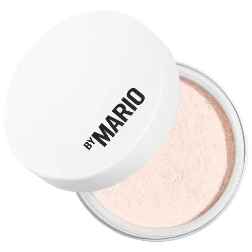 MAKEUP BY MARIO SurrealSkin™ Talc-Free Soft Blur Setting Powder, polvo suelto sin talco, de rendimiento profesional que fija el maquillaje hasta por 12 horas, difumina y suaviza la tez con un acabado natural y control del brillo durante todo el día